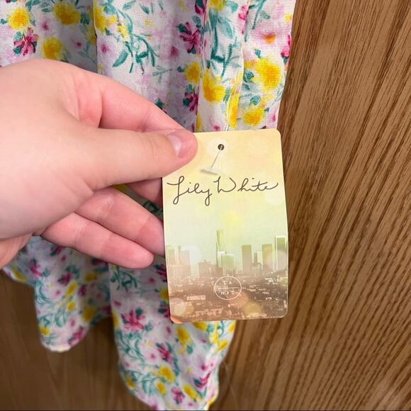 NEW Lily White Ruffle Cap Sleeve Floral V-Neck Top Size Small - Picture 6 of 8